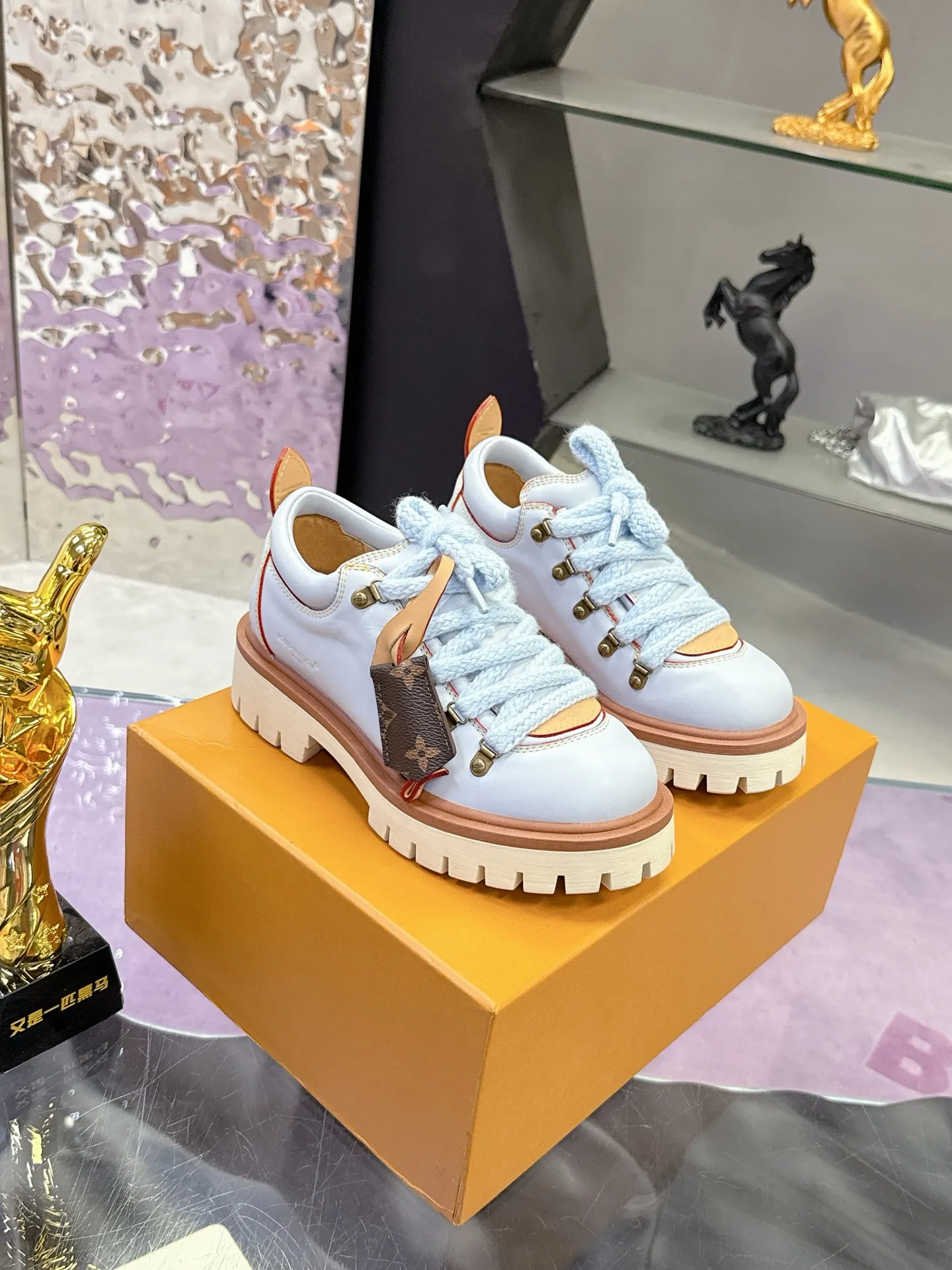 Factory price: 700💰 LV | Louis Vuitton 🧡💚2025 autumn and winter new style, top version ⚠️ The counter features the latest LV REMIX lace-up mountaineering derby shoes, new hard goods 🆕 ❥BS purchasing level! Full of high-end feel! A popular model among bloggers at home and abroad, it’s retro and fashionable, and looks stunning on your feet! Mainly recommended model on the official website★ ▪️Upper: top-quality first-layer cowhide ▪️Inner lining: imported sheepskin ▪️Outsole: original molded T men's shoes 💰U anti-slip outsole ▪️Sole height: 3.5cm ▪️Shoe size: Female 35-41 (41 customized, non-refundable) Male 39-45 (46 customized, non-refundable)